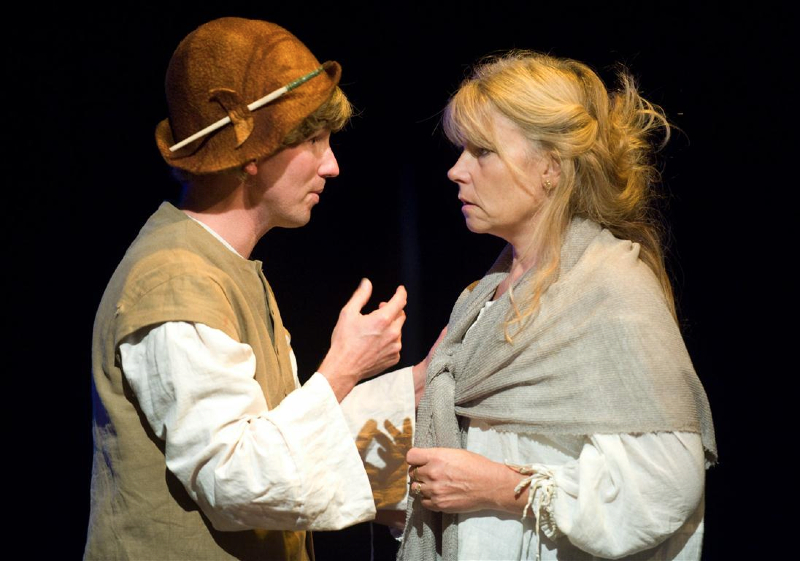 Harmelen - Scene uit het toneelstuk over Jeroen Bosch (op de foto met zijn vrouw) van toneelvereniging Harto dat donderdagavond in premiere gaat (Foto Marnix Schmidt)